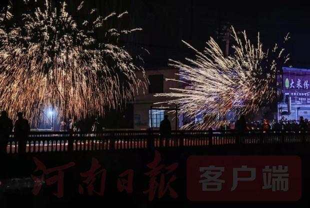 打得铁花当空舞 一如流星夜空现