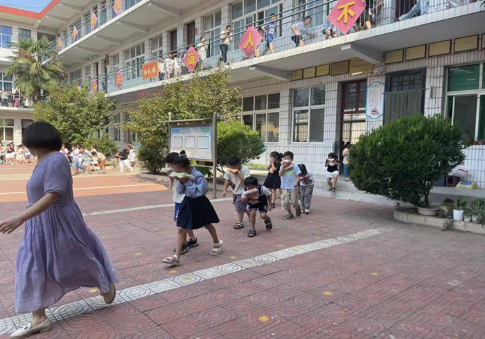 加强安全教育，打造平安校园——洛阳市偃师区开展安全宣传“进校园”活动