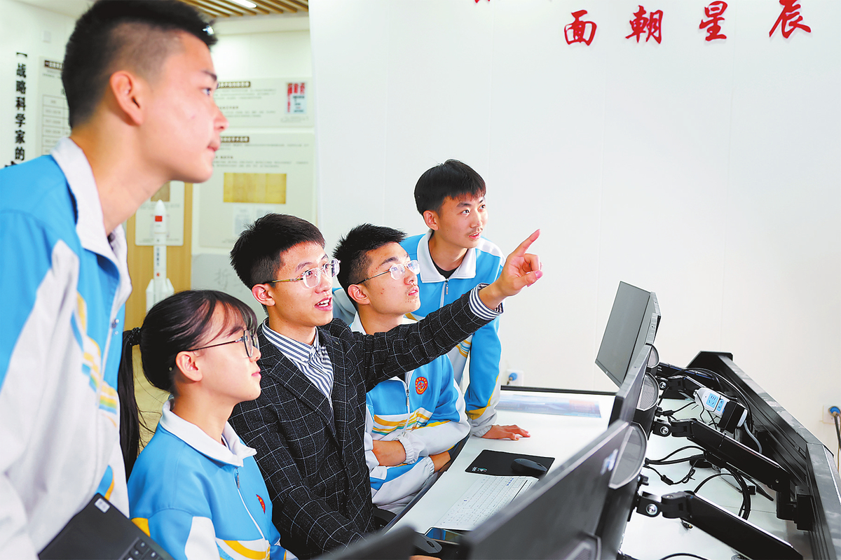 郑州市第四高级中学青年教师贡献青春之智