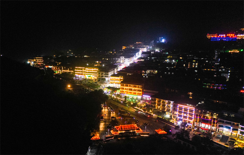 河南省国家级夜间文化和旅游消费集聚区掠影①｜云台山岸上小镇燃爆夜游经济