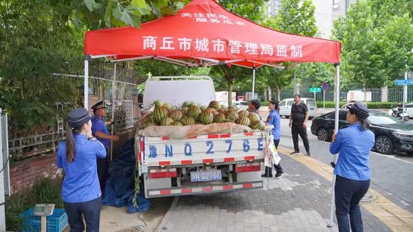 商丘市150个爱心遮阳篷赠送便民西瓜销售点