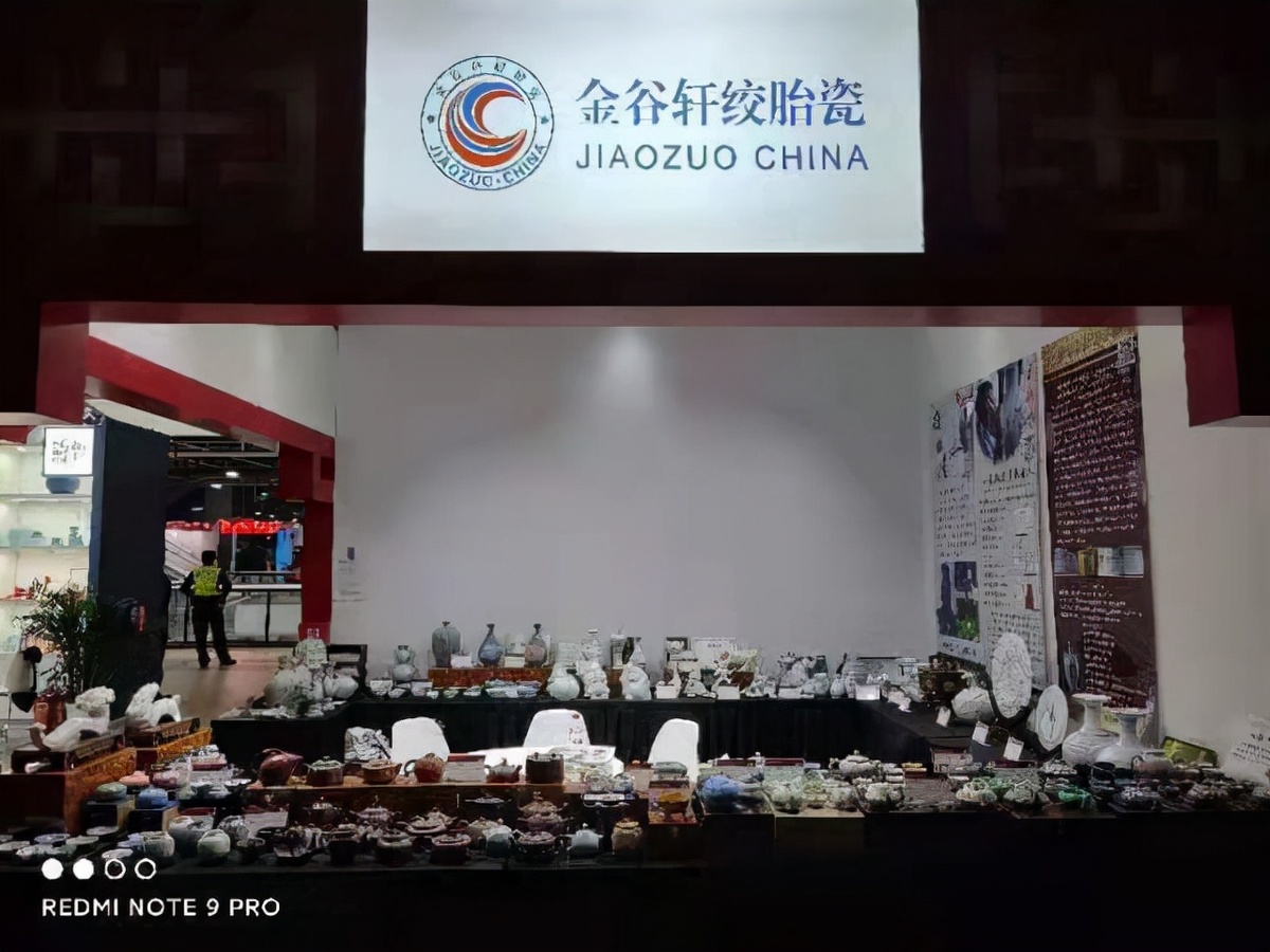 河南“非遗”宝藏打卡进博会，老字号受热捧，汝瓷“花好月圆”工艺惊艳众人