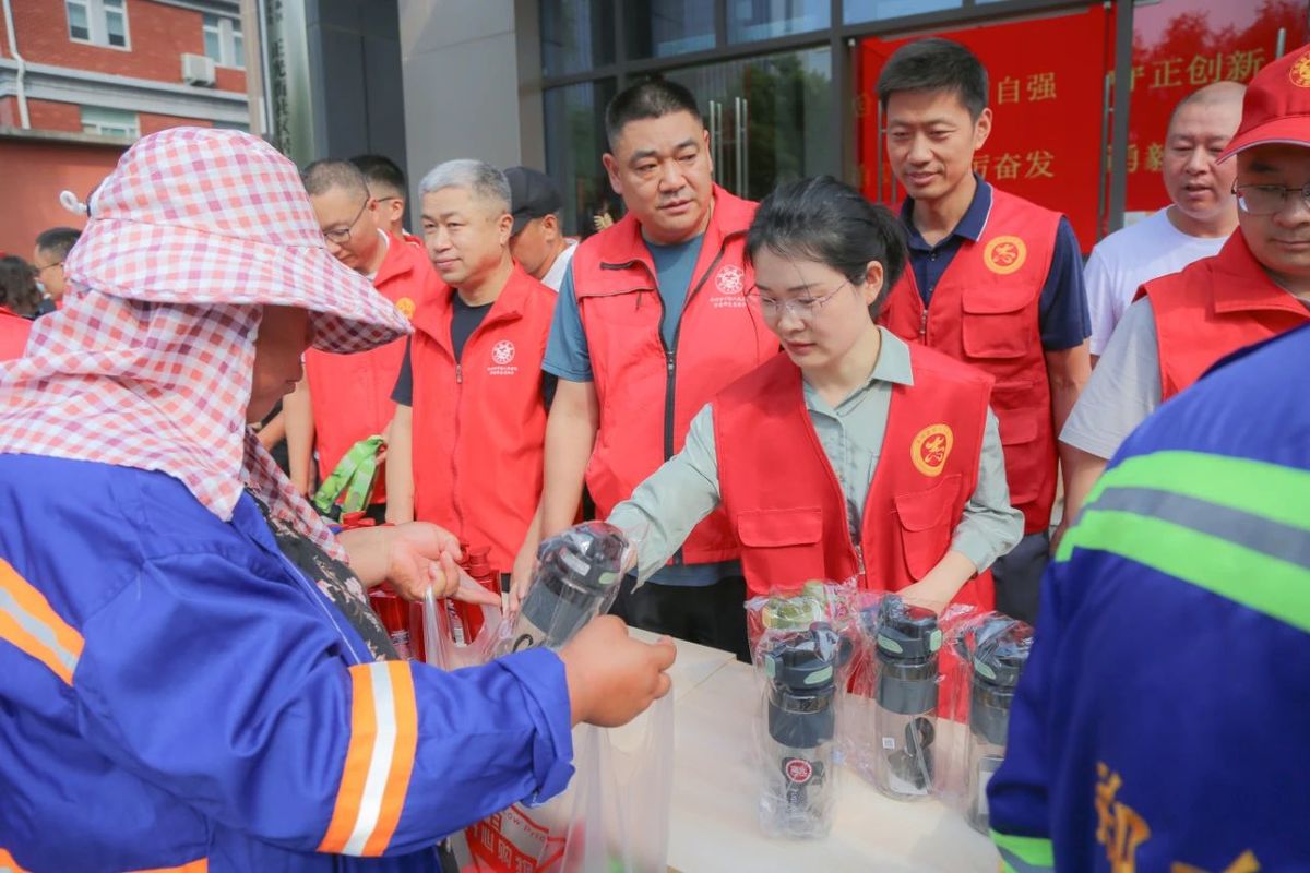 河南省市场监管局组织开展“夏日关爱进社区 市场监管送清凉”<br>志愿服务活动