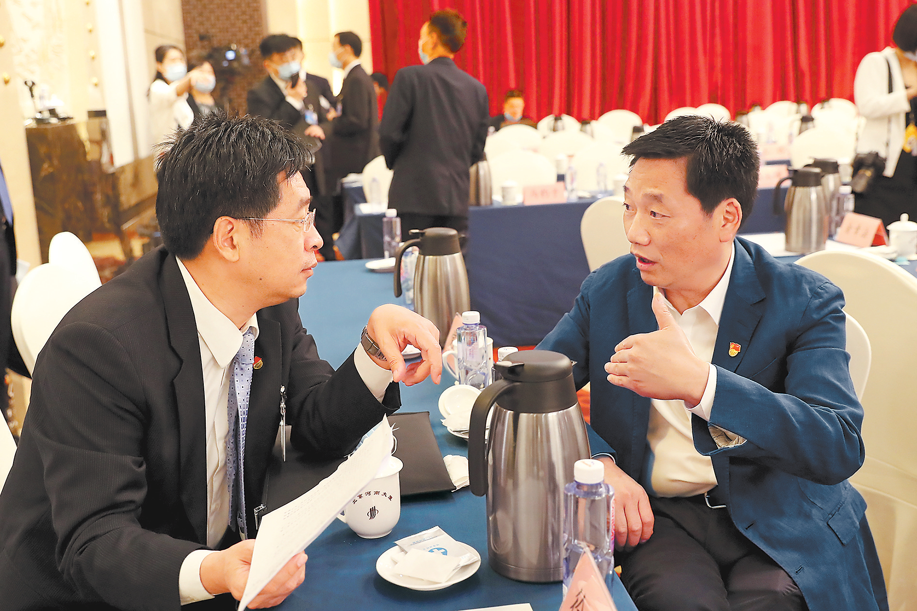 河南代表团举行小组会议