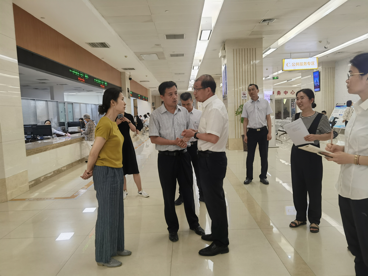 新乡市行政审批和政务信息管理局开展首期“我陪群众走流程”活动
