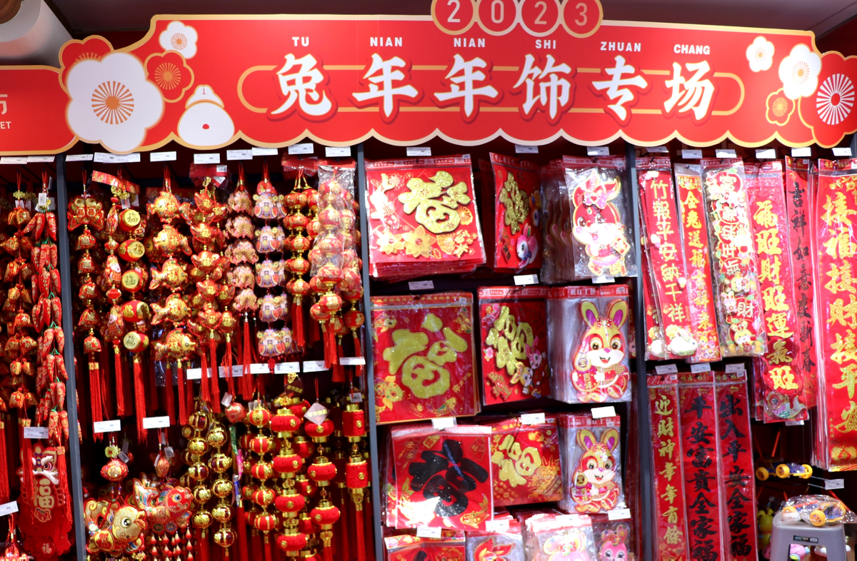 People Prepare for Upcoming Spring Festival in Xuchang