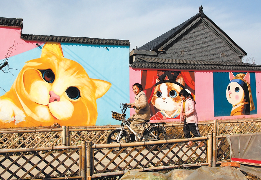 聂政 摄1月23日,淇县朝歌遗址公园内流光溢彩,市民开着碰碰车,乐享