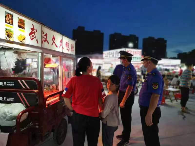 写好“早”文章 延长“晚”服务——信阳城管当好“护航员”用心扮靓城市环境