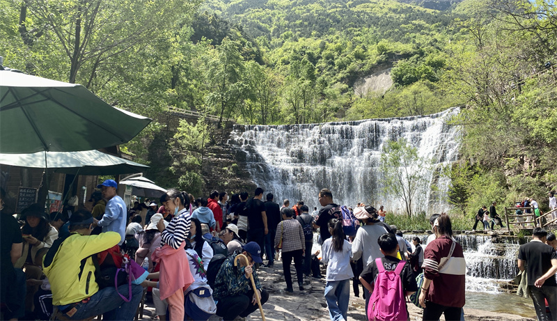 太行飞瀑醉游人.jpg