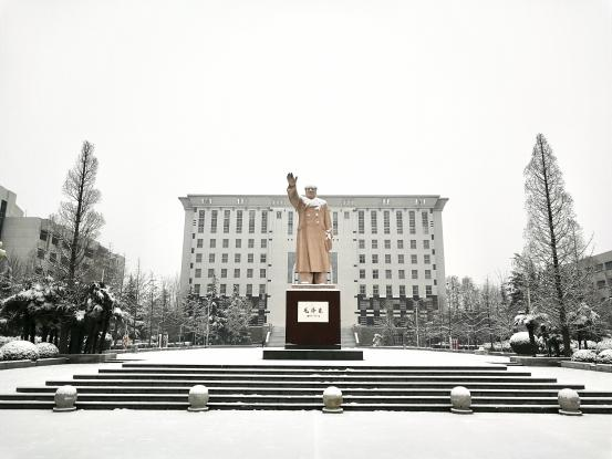 校园雪景