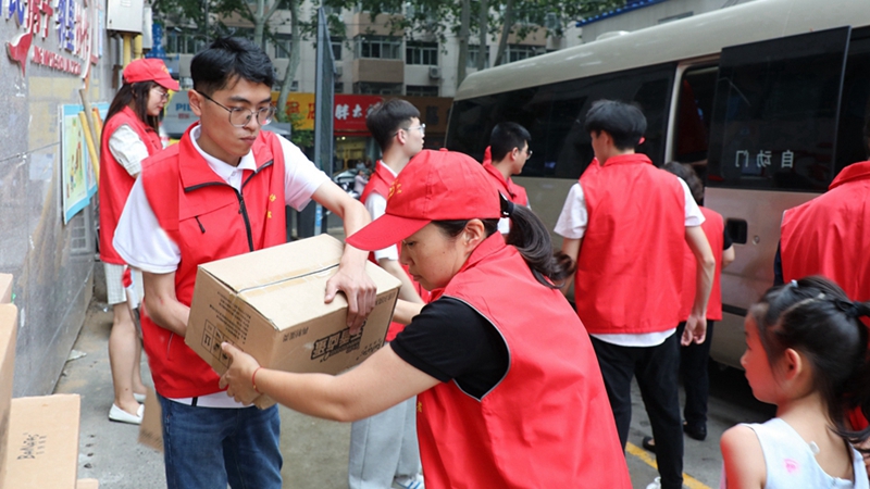 河南省信访局组织党员干部开展防汛救灾志愿服务