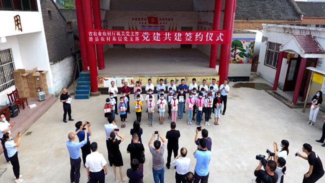 我厅赴滑县开展机关党支部和农村基层党支部结对共建“手拉手”庆“七一”活动