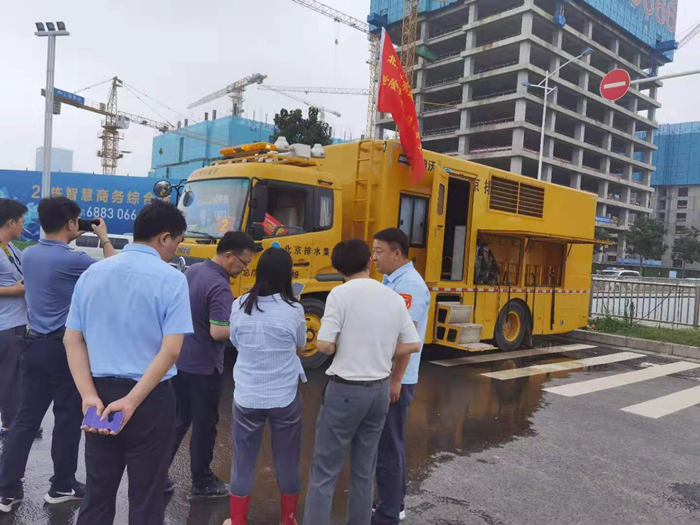 住建部城建司副司长韩煜在郑州指导抢险救援工作
