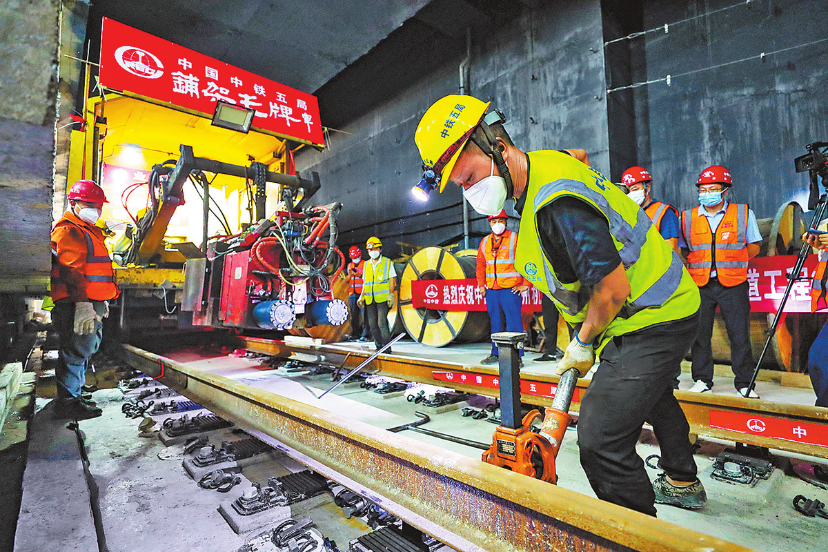 新郑机场至许昌市域铁路工程郑州段全线轨道贯通