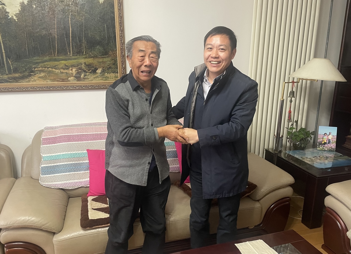 省住房城乡建设厅党组春节前看望慰问离退休干部