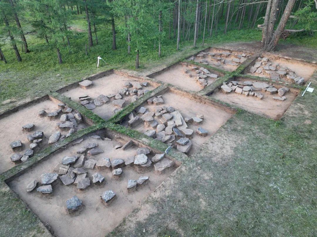 地表均为圆形石圈,但是与常见匈奴圆形积石墓在具体特征上有明显差别