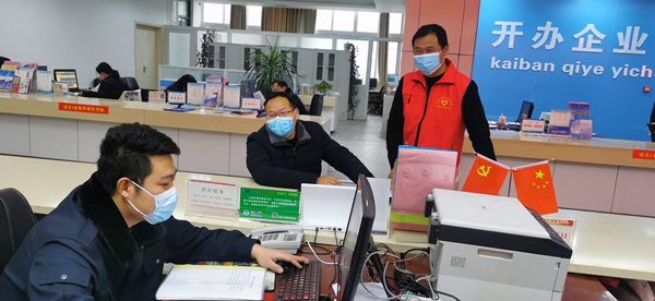 窗口导办人员对前来办事人员进行引导 桐柏县行政审批服务中心供图