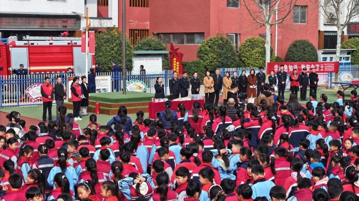 员赵群向学校捐赠了《安全生产之学生篇》《家庭消防安全知识读本》等