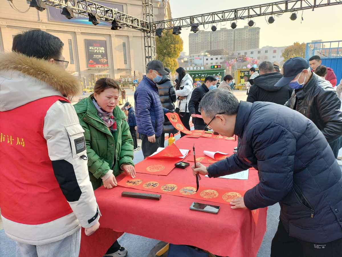 开封市审计局开展春满中原“翰墨飘香迎新春 书春送福进万家”义写春联活动