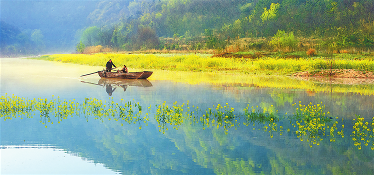 新县香山湖国家湿地公园 村民泛舟湖上