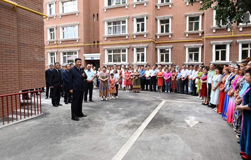 习近平在新疆考察时强调：完整准确贯彻新时代党的治疆方略 建设团结和谐繁荣富裕文明进步安居乐业生态良好的美好新疆