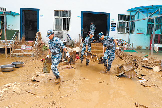 洪水中 筑起钢铁长城