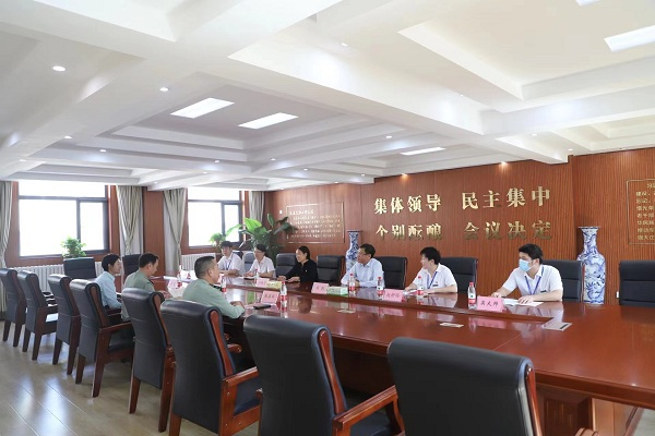 用心办实事  用情送温暖 <br>——开封市保障性住房管理中心为开封干休所离退休老同志送服务上门
