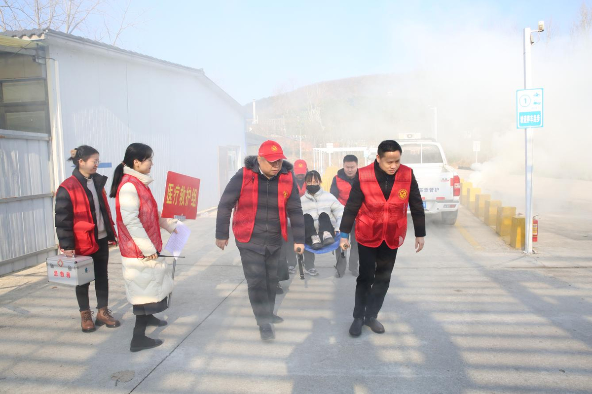 信阳市审计局联合湖东街道开展“全市安全日”道路交通事故应急救援演练