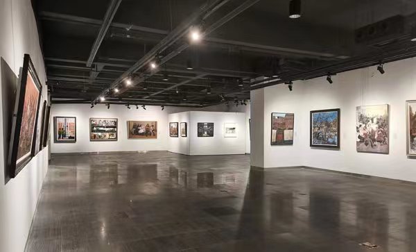 河南省青年优秀美术作品展在郑开展
