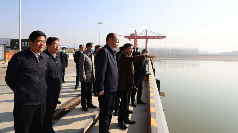 信阳日报全媒体记者 邹 乐12月22日,市委书记,市长蔡松涛到淮滨县就