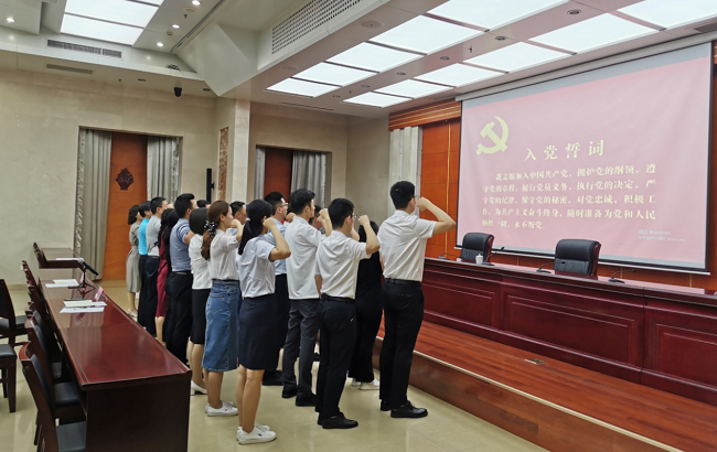 百年风华薪火传承省事管局召开2021年度新党员入党宣誓大会