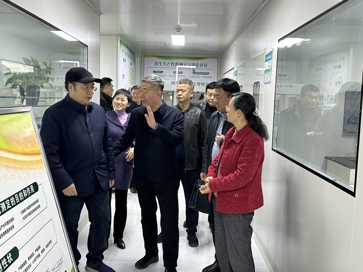 刘晓文到省种业发展中心测定实验室调研指导工作