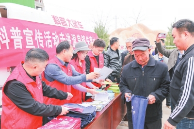 汝州市科协送香菇种植技术下乡
