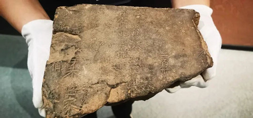 洛阳：百余件珍贵文物集体搬新家