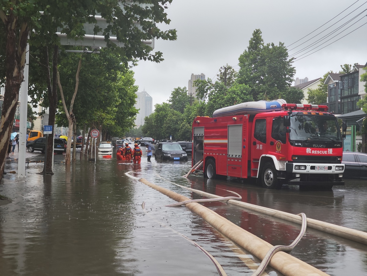 “战”在风雨 ——郑州积极应对强降雨天气