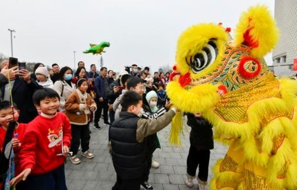 游“市博” 看“彩灯” 山东游客到郑州过大年