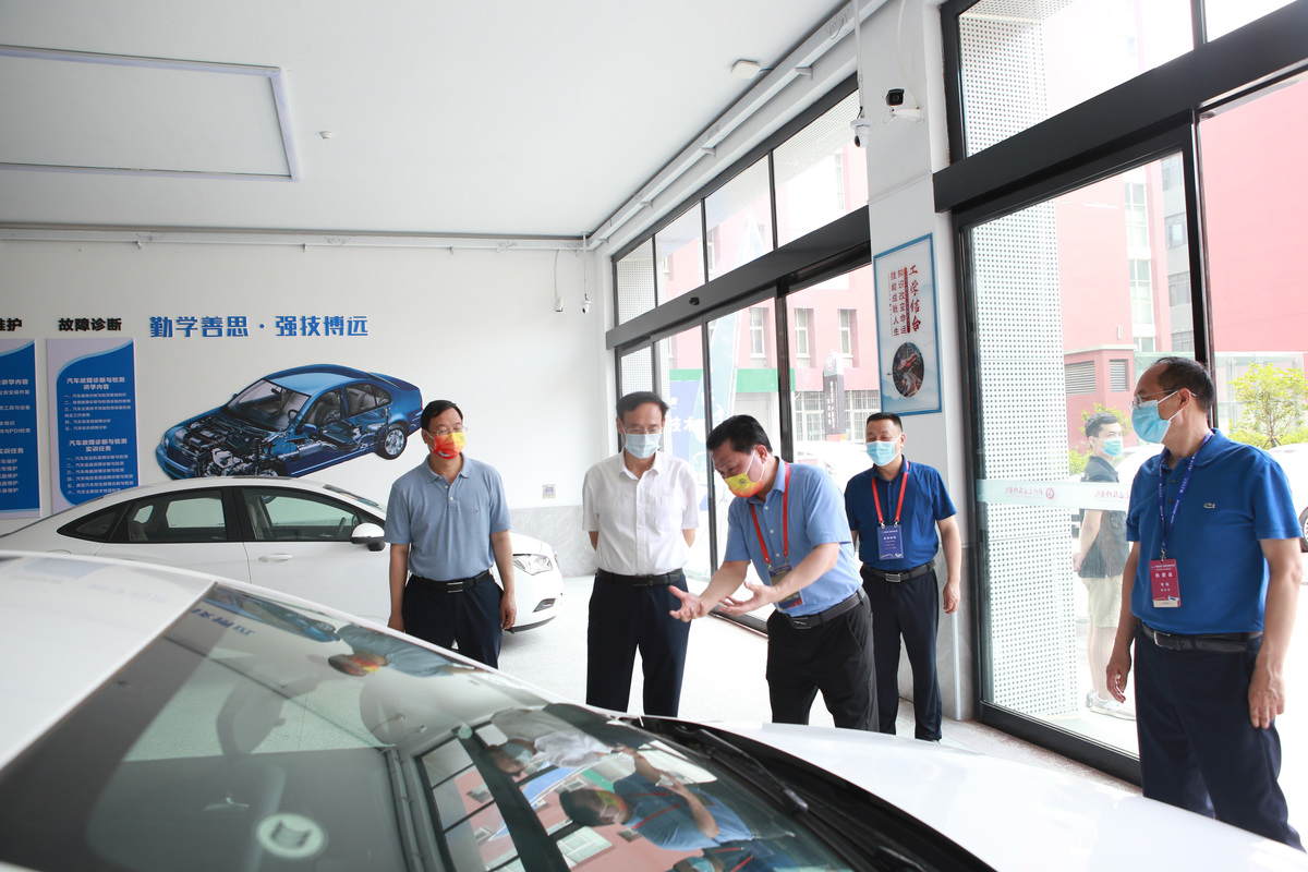 张国伟到郑州交通技师学院视察河南省第一届职业技能大赛赛事工作 张国伟到郑州交通技师学院视察河南省第一届职业技能大赛赛事工作