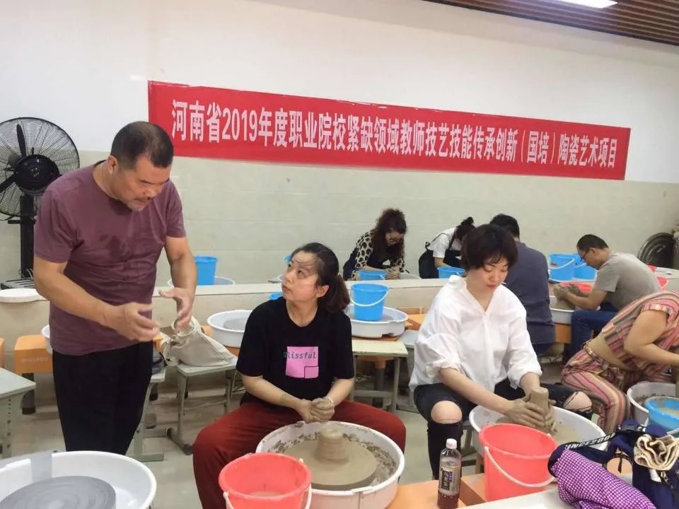 河南经贸职业学院：传统工艺现代设计，让学生邂逅钧瓷之美……