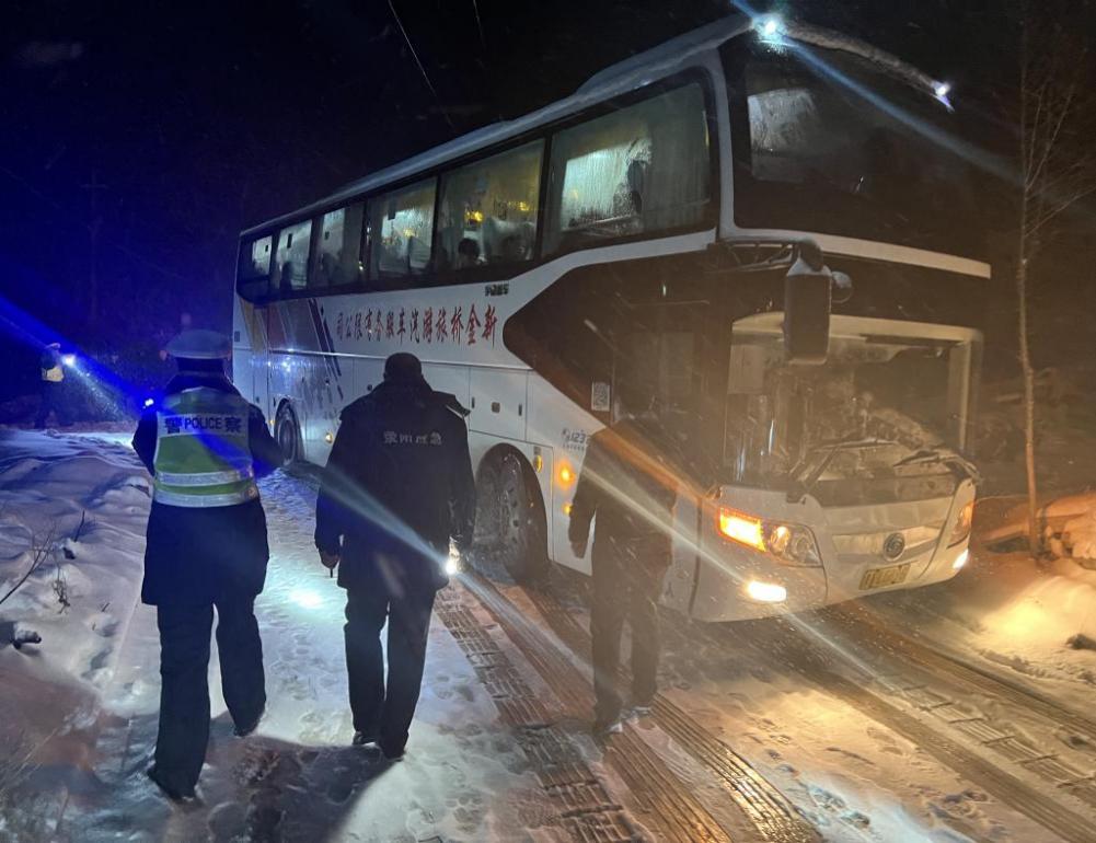 大巴车雪夜被困 荥阳市多部门联合暖心相助