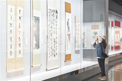 “海涵河润·翰墨人生——申海涵书画作品暨捐赠藏品展”在郑州美术馆新馆开幕