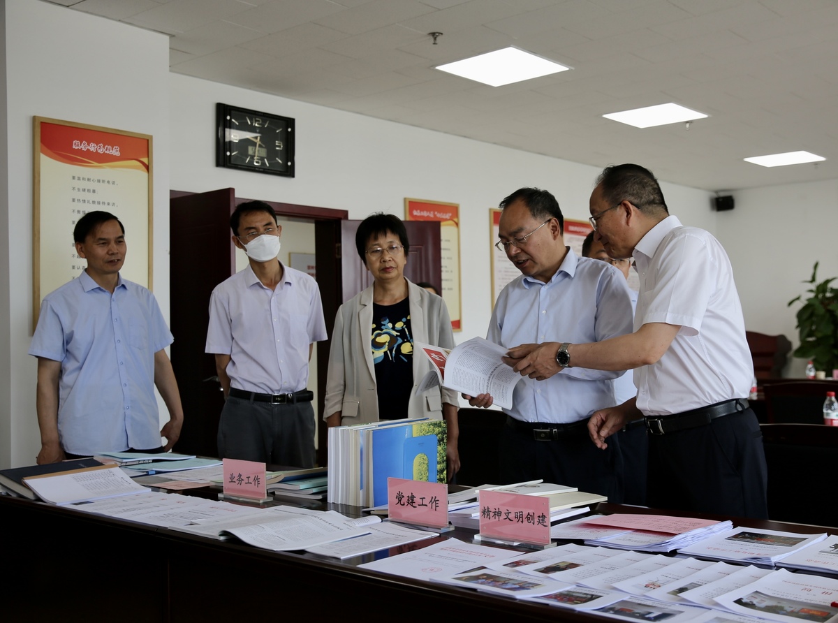 驻委纪检监察组组长、委党组成员李振明深入省价格成本调查监审局开展调研