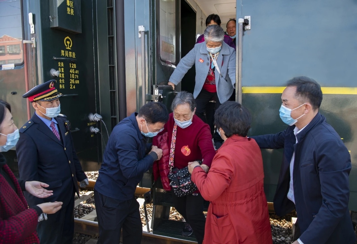 灵宝：6列火车6000余名游客齐聚“苹果之乡” 催热金秋游