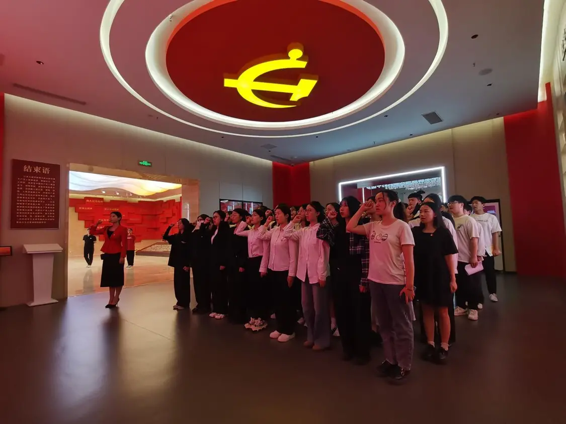 郑州工商学院：青春心向党，筑梦向未来——上好毕业前“最后一堂”党课