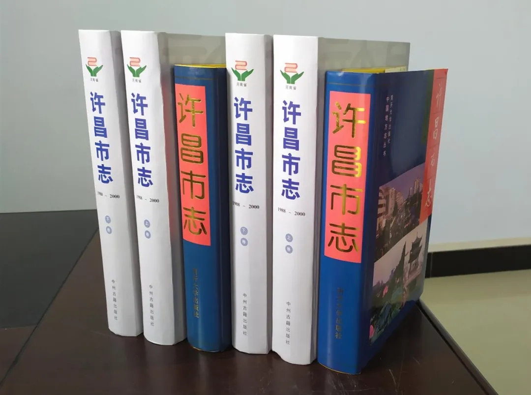 许昌市地方史志编纂室开展向许昌学院图书馆赠书活动
