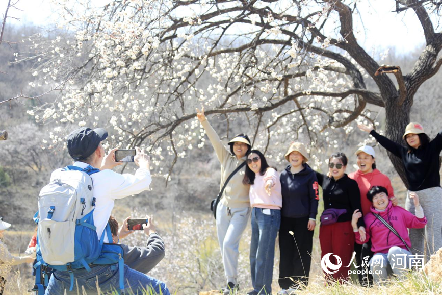 旅客在伏羲山楼院村拍照留念。人民网 霍亚平摄