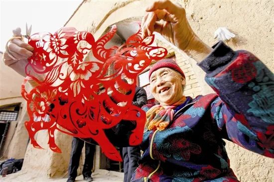 三门峡：剪纸传千年 神韵落指间