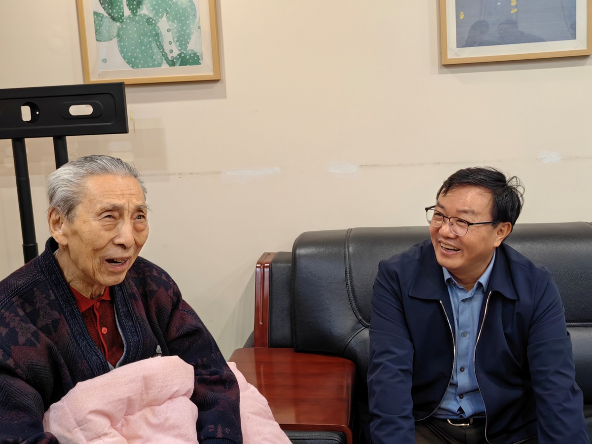 河南省文化和旅游厅党组书记、厅长黄东升走访慰问名老艺术家