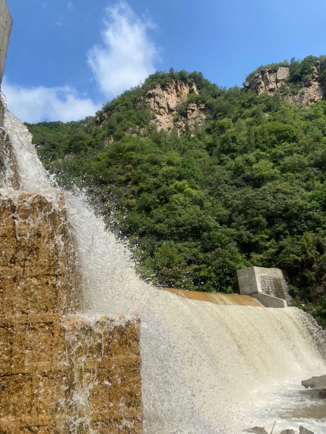 浮戏山：山与瀑呼应，更似“人间仙境”