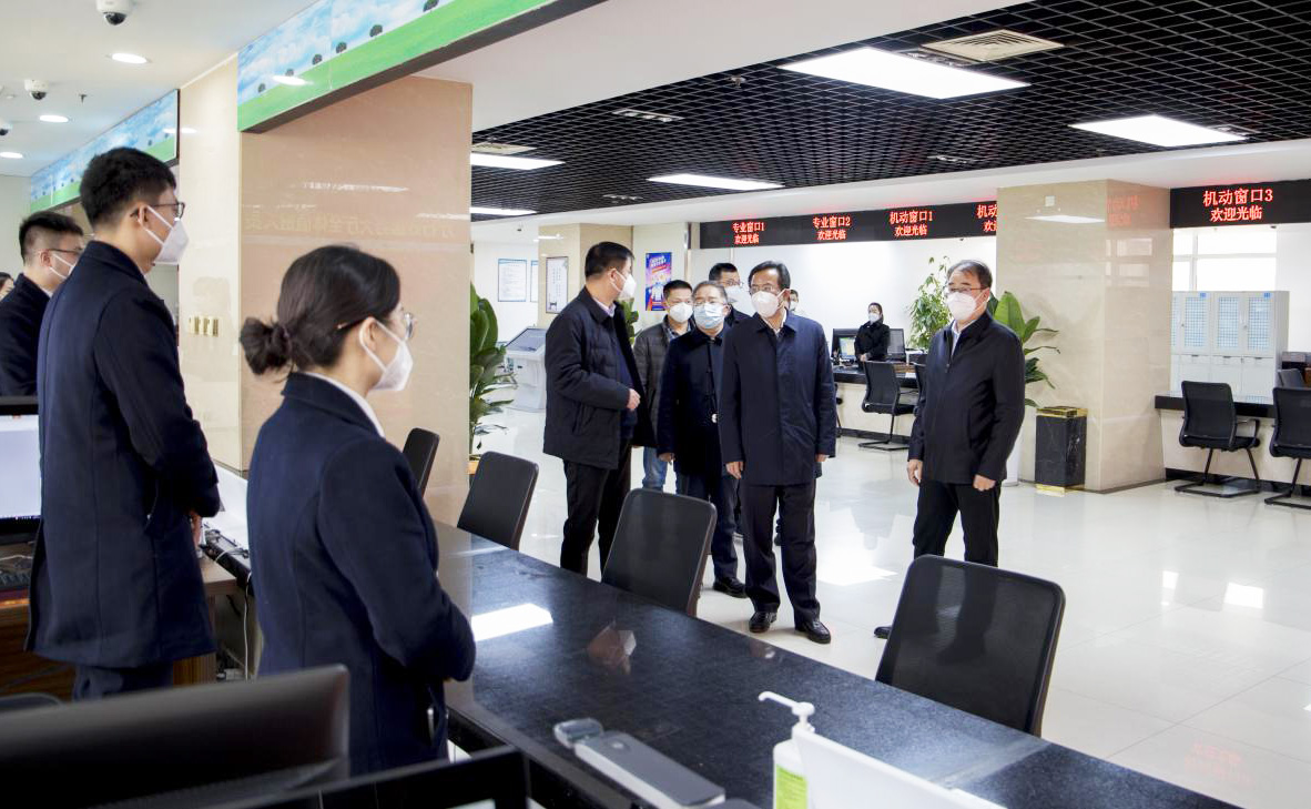 厅党组书记、厅长丁同民春节前夕到厅行政服务大厅和根治欠薪工作专班慰问 厅党组书记、厅长丁同民春节前夕到厅行政服务大厅和根治欠薪工作专班慰问