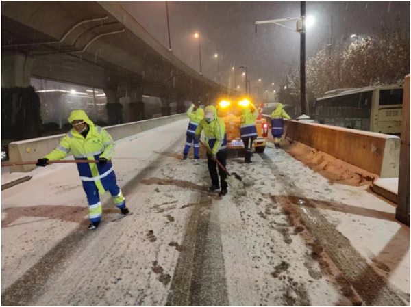 严冬暴雪夜下的“逆行者”——河南郑州2.8万名城管人彻夜奋战保畅通